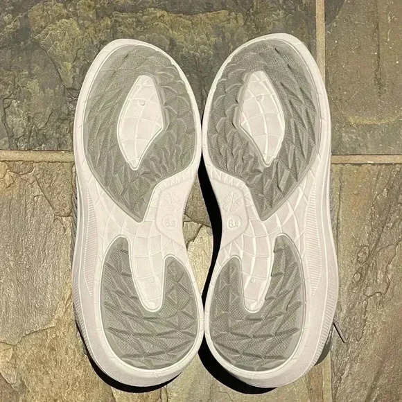 NWOT Tommy Bahama  women’s golf shoes gray/white sz 8.5 - Picture 3 of 5